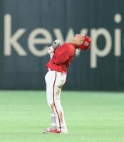 ４回、左飛に倒れて天を仰ぐ坂倉（撮影・佐々木彰尚）