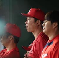 ８回、戦況を見つめる新井監督（撮影・佐々木彰尚）