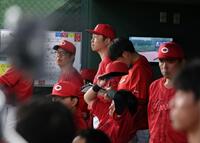 敗れた新井監督らナイン（撮影・佐々木彰尚）