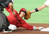 ２回、野間のバントで二走・坂倉は三塁でアウト（撮影・佐々木彰尚）