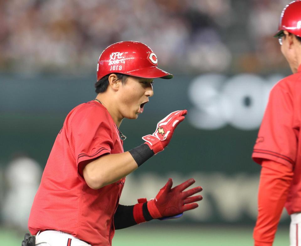 ９回、左越えにソロを放ち喜ぶ佐々木（撮影・佐々木彰尚）