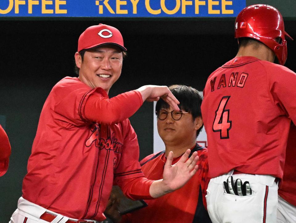 ９回、矢野を迎える新井監督