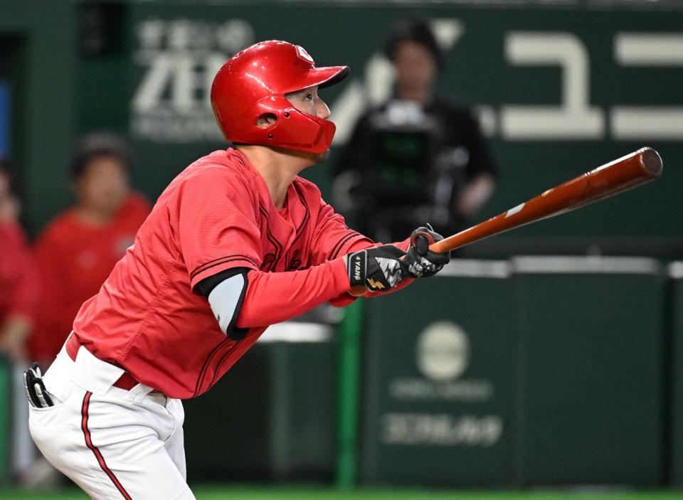 ９回、矢野が右越えに３ランを放つ