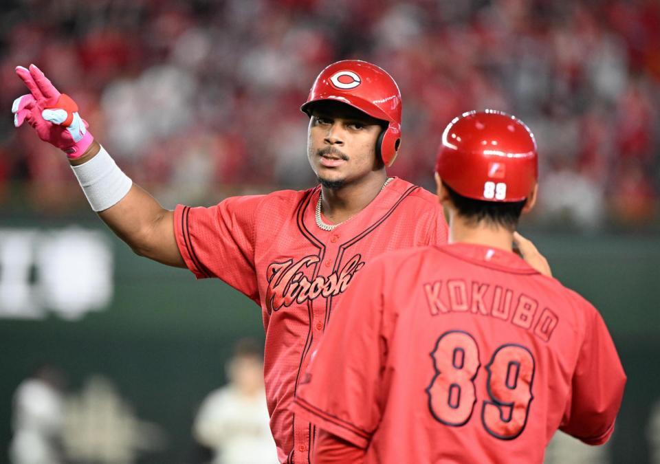 ５回、適時打を放ちポーズをとるモンテロ