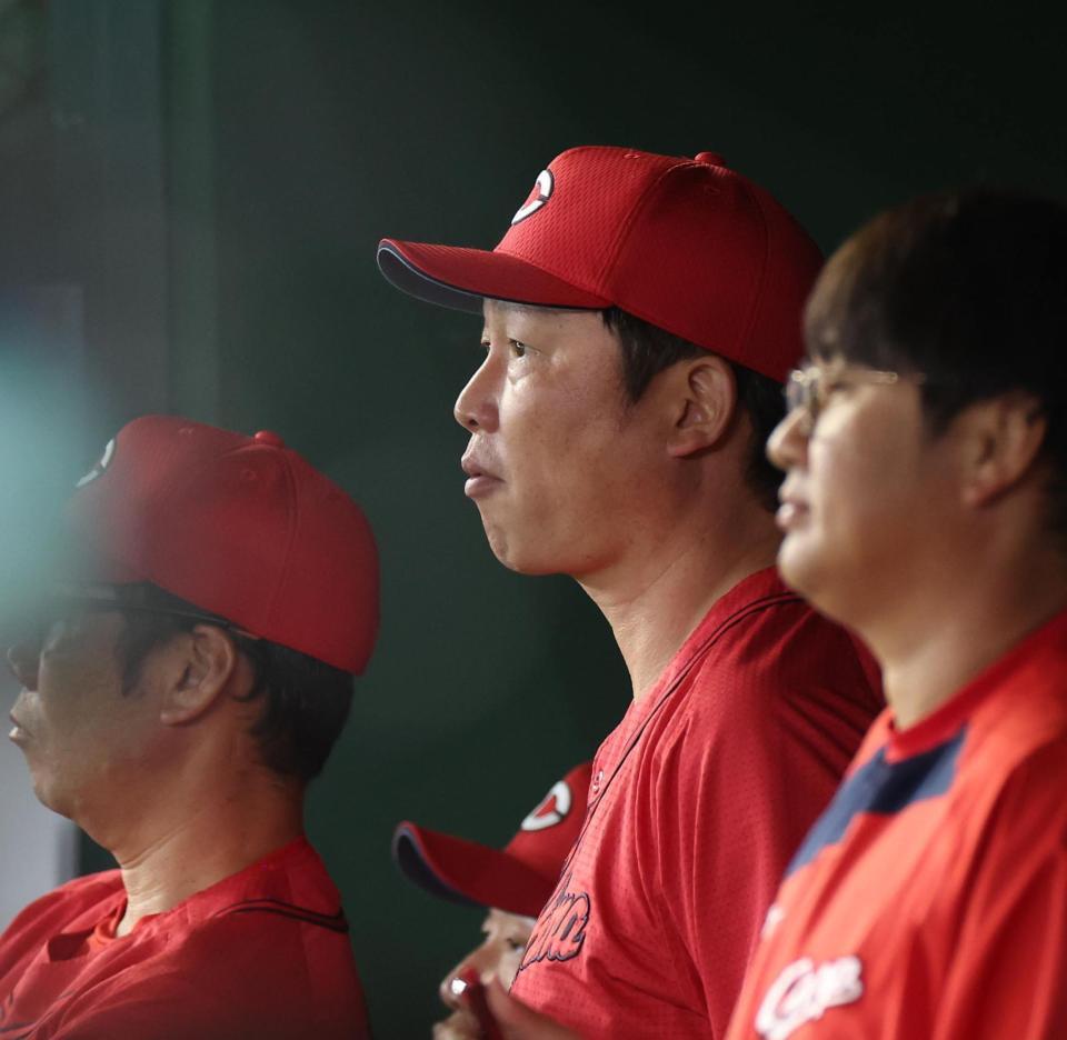 ８回、戦況を見つめる新井監督（撮影・佐々木彰尚）