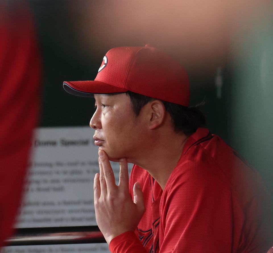 戦況を見守る新井監督（撮影・佐々木彰尚）