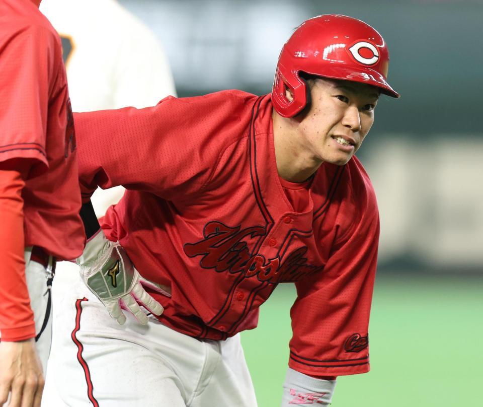 ２回、三塁でアウトになり脇腹をおさえる坂倉（撮影・佐々木彰尚）