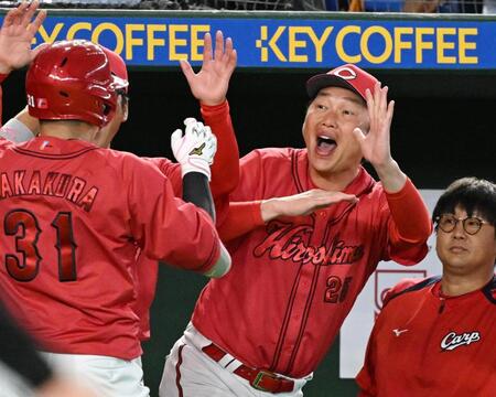 ８回、逆転３ランを放った坂倉（左）を迎える新井監督（中）