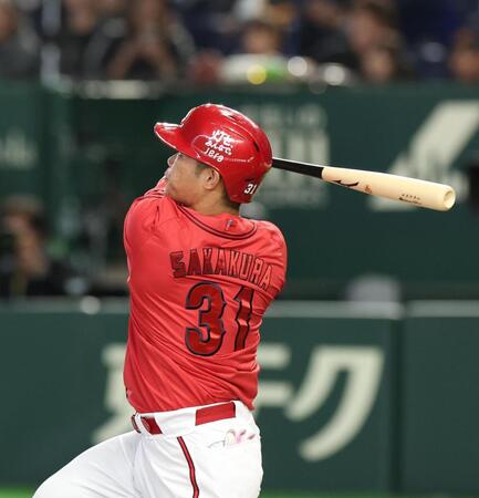 ８回、坂倉は右越えに３ランを放つ（撮影・佐々木彰尚）