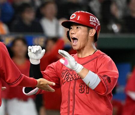 ８回、逆転３ランを放ち、コーチとタッチを交わす坂倉