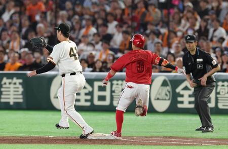 ６回、一塁ゴロで一塁に駆け込む勝田。一塁失策（撮影・佐々木彰尚）