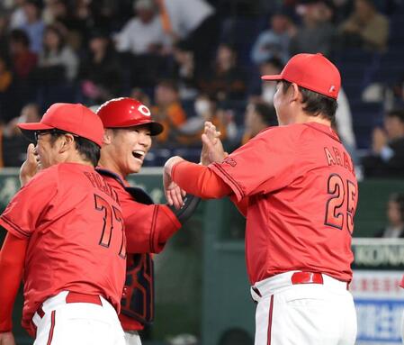 坂倉を出迎える新井監督（撮影・佐々木彰尚）