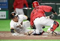 ２回、竹丸のスクイズで生還する平山。捕手・持