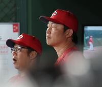 ６回、辰見の二盗でリクエスト。アウト判定に厳しい表情の新井監督（撮影・佐々木彰尚）