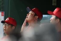 ６回、辰見の二盗失敗で考え込む新井監督（撮影・佐々木彰尚）