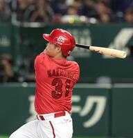 ８回、坂倉は右越えに３ランを放つ（撮影・佐々木彰尚）