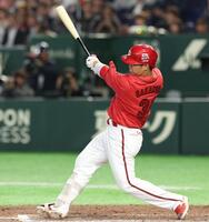 ８回、坂倉は右越えに３ランを放つ（撮影・佐々木彰尚）
