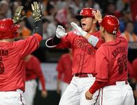 ８回、逆転３ランを放ち、小園（左）らに迎えられる坂倉（中）
