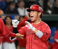 ８回、逆転３ランを放ち、コーチとタッチを交わす坂倉
