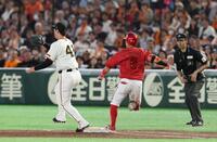 ６回、一塁ゴロで一塁に駆け込む勝田。一塁失策（撮影・佐々木彰尚）