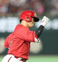 ８回、右越えに３ランを放ち、喜ぶ坂倉（撮影・佐々木彰尚）
