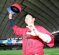 声援に応える坂倉（撮影・佐々木彰尚）