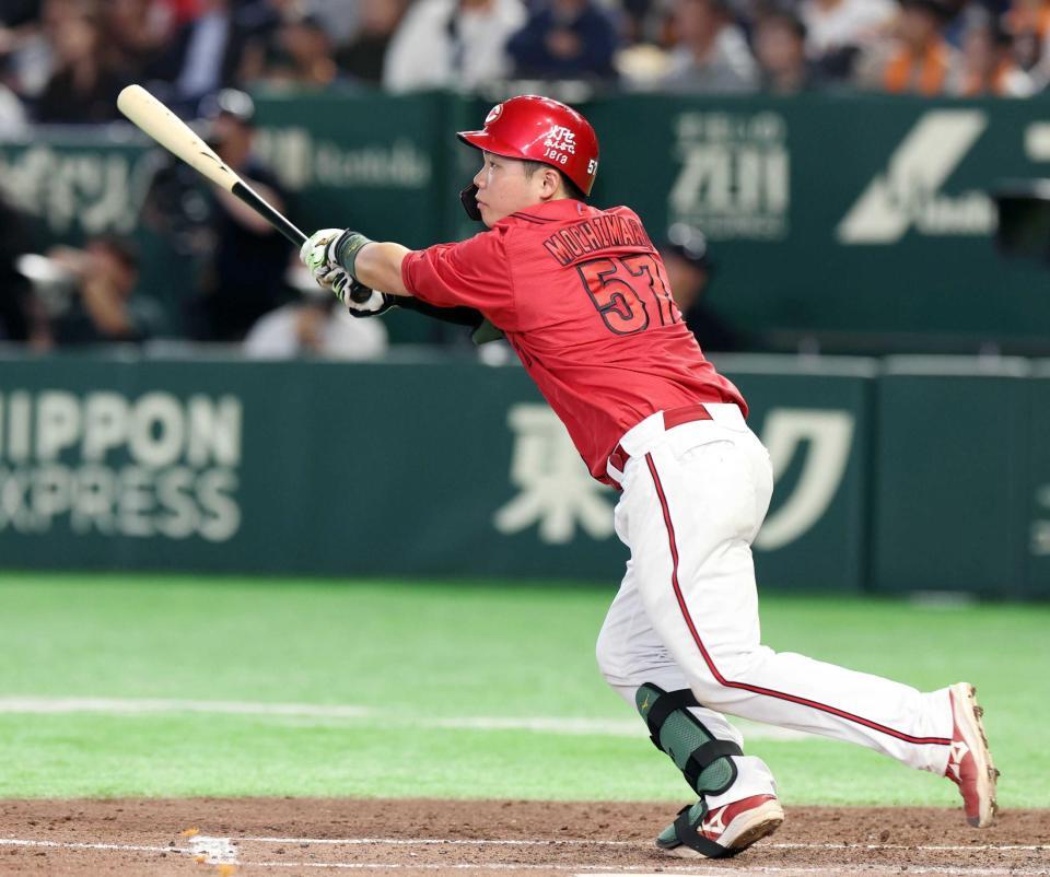 ５回、適時二塁打を放つ持丸（撮影・佐々木彰尚）　