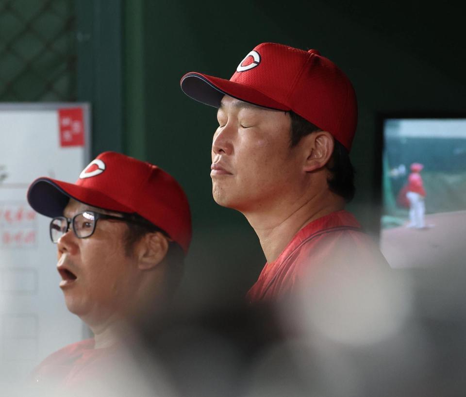 ６回、辰見の二盗でリクエスト。アウト判定に厳しい表情の新井監督（撮影・佐々木彰尚）