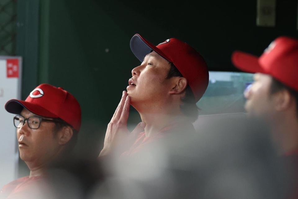 ６回、辰見の二盗失敗で考え込む新井監督（撮影・佐々木彰尚）