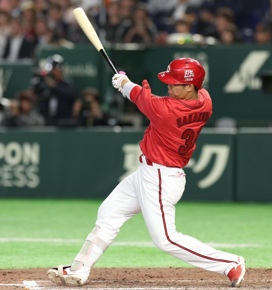 ８回、坂倉は右越えに３ランを放つ（撮影・佐々木彰尚）