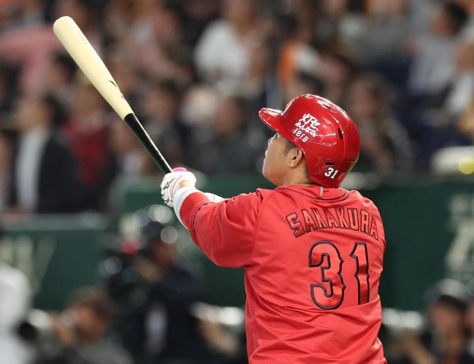 ８回、右越えに３ランを放った坂倉（撮影・佐々木彰尚）