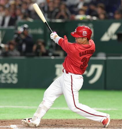 ８回、右越えに３ランを放つ坂倉