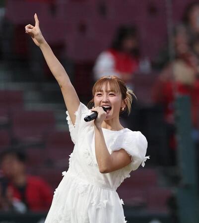 試合前、熱唱するＤｒｅａｍ　Ａｍｉ（撮影・北村雅宏）