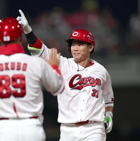 ３回、先制となる適時打を放ち、指を立てる坂倉（撮影・北村雅宏）