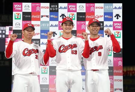 お立ち台でポーズをとる（左から）坂倉、岡本、秋山（撮影・北村雅宏）