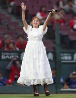 試合前、球場を盛り上げるＤｒｅａｍ　Ａｍｉ（撮影・北村雅宏）