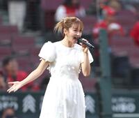 試合前、熱唱するＤｒｅａｍ　Ａｍｉ（撮影・北村雅宏）