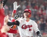 ８回、ソロを放ち、ナインとタッチを交わす二俣（撮影・北村雅宏）