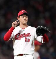 ４回、山本を三ゴロに打ち取った岡本（撮影・北村雅宏）