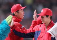 中日に勝ち、ナインを迎える新井監督
