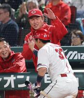 ７回裏、生還した野間（手前）を迎える新井監督
