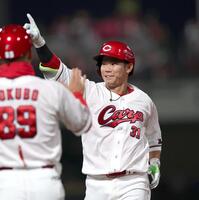 ３回、先制となる適時打を放ち、指を立てる坂倉（撮影・北村雅宏）