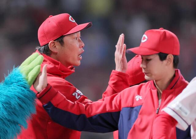 快勝の広島 新井監督が小園、坂倉の勝負強さを褒め称える「彼らの前に 快勝の広島 新井監督が小園、坂倉の勝負強さを褒め称える「彼らの前に