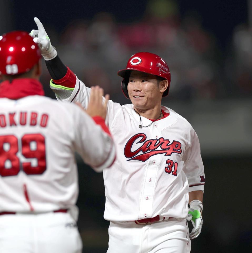 ３回、先制となる適時打を放ち、指を立てる坂倉（撮影・北村雅宏）