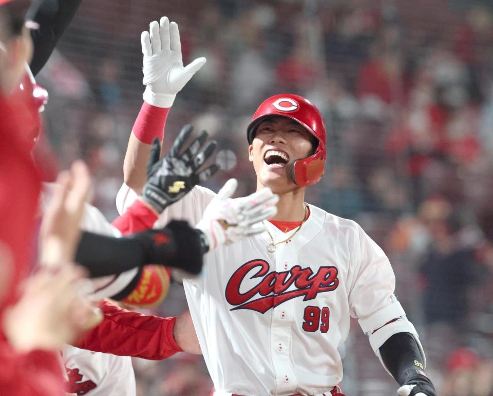 ８回、ソロを放ち、ナインとタッチを交わす二俣（撮影・北村雅宏）