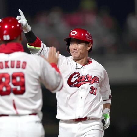 ３回、先制となる適時打を放ち、喜ぶ坂倉（撮影・北村雅宏）