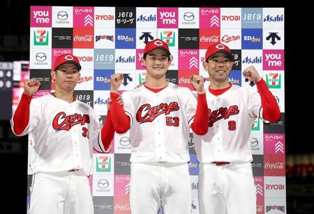 お立ち台でポーズをとる（左から）坂倉、岡本、秋山（撮影・北村雅宏）