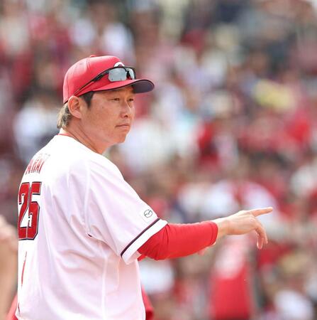 ５回、秋山の一ゴロアウト判定に、リクエストする新井監督（撮影・北村雅宏）