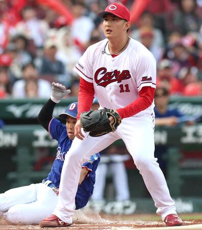 ７回、暴投を犯し、生還を許す斉藤（右）＝撮影・北村雅宏