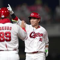 ３回、先制となる適時打を放ち、喜ぶ坂倉（撮影・北村雅宏）
